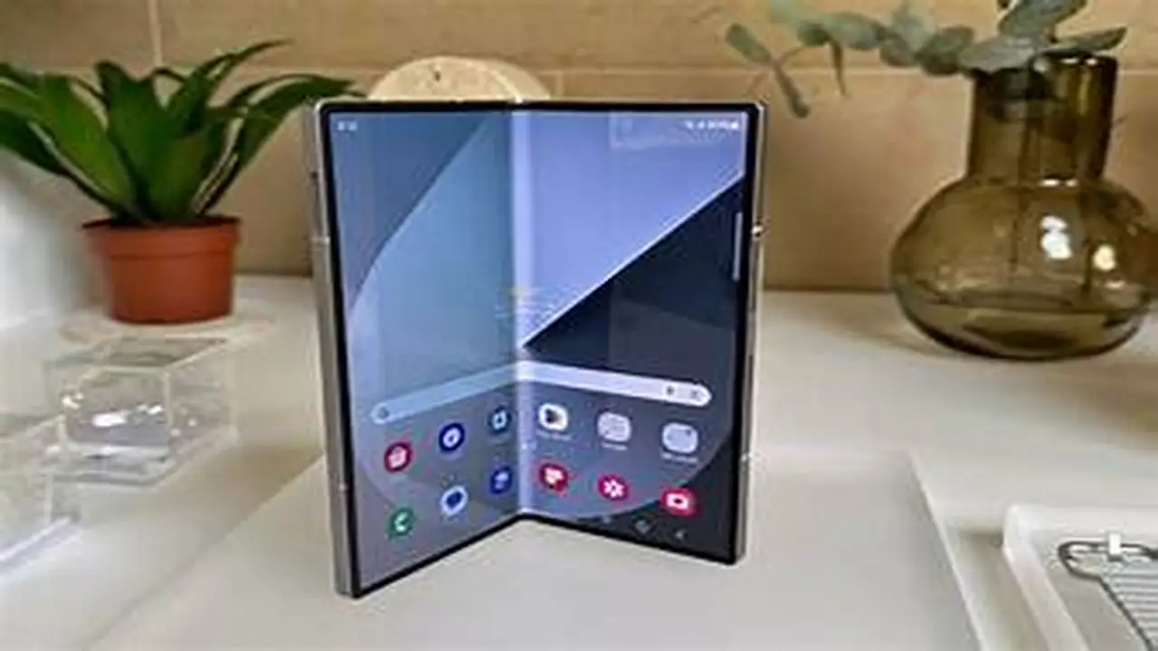 بشاشة محسنة.. سامسونج تطلق هاتف Galaxy Z Fold 6 بمواصفات طي متطورة